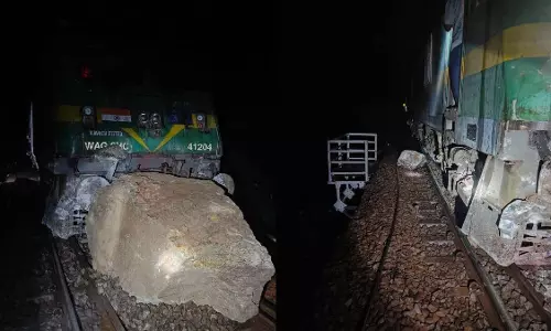 बोल्डर से टकराई मालगाड़ी, पटरी से उतरा इंजन