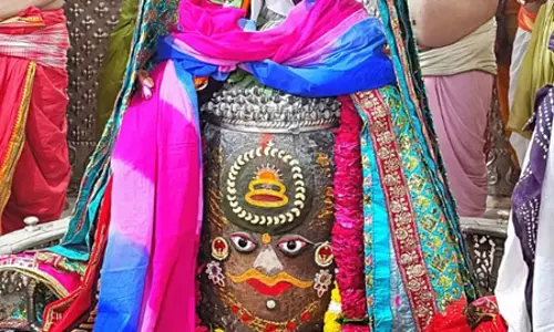 महाकालेश्वर मंदिर में विशेष भस्म आरती, श्रद्धालुओं ने बाबा महाकाल के दर्शन किए