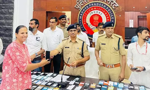 Indore : क्राइम ब्रांच ने 272 चोरी हुए मोबाइल फोन मालिकों को लौटाए