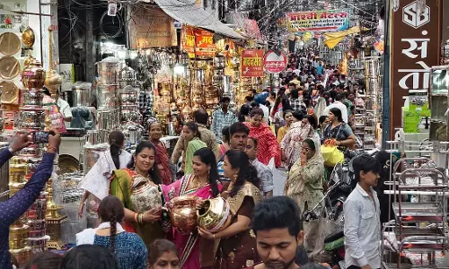 Indore Dhanteras 2025: पिछले साल के मुकाबले कुल बिक्री में 25% की गिरावट Indore Dhanteras 2025: पिछले साल के मुकाबले कुल बिक्री में 25% की गिरावट
