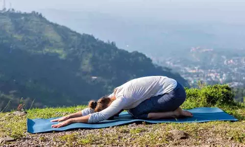 Yoga : झुकी गर्दन को बनाएं सीधा, जानिए कूबड़ के लिए असरदार योग टिप्स