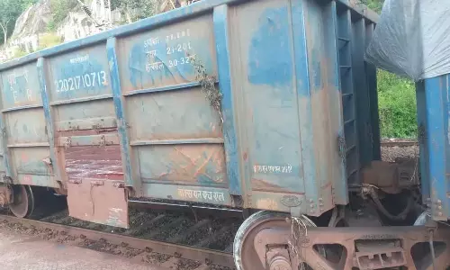 Koraput : चट्टान से टकराने के बाद मालगाड़ी पटरी से उतरी, सेवाएं बाधित Koraput : चट्टान से टकराने के बाद मालगाड़ी पटरी से उतरी, सेवाएं बाधित