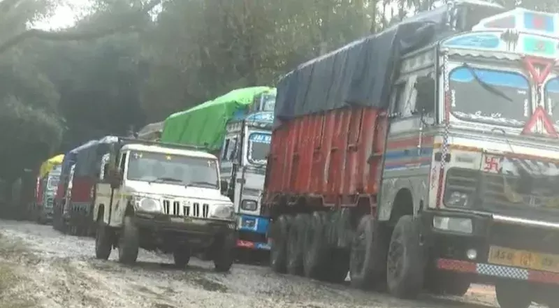 Assam: पुलिस ने एनएच 315 पर 4 ट्रक जब्त किए, अवैध खनन नेटवर्क का पर्दाफाश Assam: पुलिस ने एनएच 315 पर 4 ट्रक जब्त किए, अवैध खनन नेटवर्क का पर्दाफाश