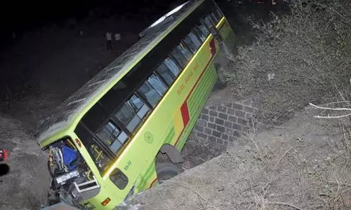 Maharashtra : तीर्थयात्रियों को ले जा रहा ट्रक गहरी घाटी में गिरने से 8 लोगों की मौत, 15 घायल Maharashtra : तीर्थयात्रियों को ले जा रहा ट्रक गहरी घाटी में गिरने से 8 लोगों की मौत, 15 घायल