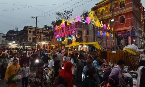 Indore : अहिल्या उत्सव समिति के सदस्यों ने दिवाली की तैयारी के लिए 72 मंदिरों में दीपक जलाए