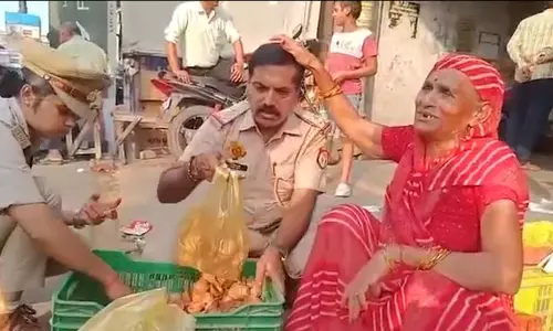 थाना प्रभारी चर्चा में, वृद्ध महिला के चेहरे पर खुशी लौट आई, खरीदे सारे दीए थाना प्रभारी चर्चा में, वृद्ध महिला के चेहरे पर खुशी लौट आई, खरीदे सारे दीए