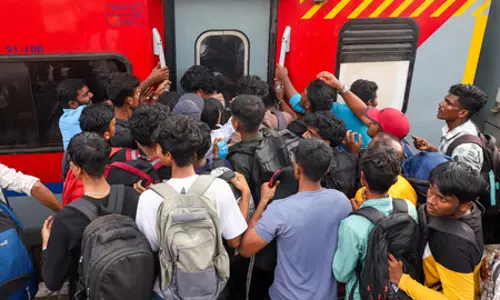 दीपावली मनाने के लिए 18 लाख से ज्यादा लोग घर लौटे; सड़कों और टर्मिनलों पर भारी भीड़