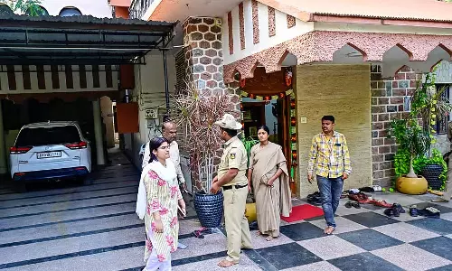 SIT की छापेमारी: टीम सीसीटीवी कैमरे का डीवीआर और जला हुआ कागज लेकर गई SIT की छापेमारी: टीम सीसीटीवी कैमरे का डीवीआर और जला हुआ कागज लेकर गई