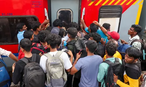 Chennai में दिवाली की हलचल, बस और ट्रेन टर्मिनलों पर यात्रियों की भारी भीड़ Chennai में दिवाली की हलचल, बस और ट्रेन टर्मिनलों पर यात्रियों की भारी भीड़