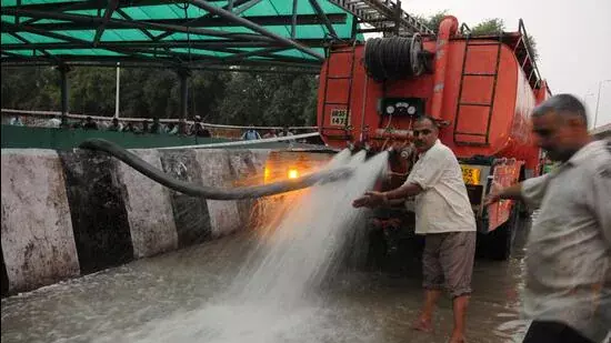 Gurugram अग्निशमन विभाग ने सभी छुट्टियां रद्द कीं, दिवाली के लिए तैनाती बढ़ाई Gurugram अग्निशमन विभाग ने सभी छुट्टियां रद्द कीं, दिवाली के लिए तैनाती बढ़ाई