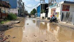 Gurugram सेक्टर 37 सी, डी में टूटी सड़कों और सीवेज की समस्या से स्थानीय लोग परेशान