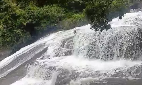 कोयंबटूर के कोर्टालम फॉल्स में बाढ़ : नहाने पर रोक