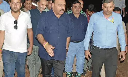 ट्रैफिक जाम में फंसे डिप्टी सीएम, मीर बाजार से काजीगुंड तक 4 किमी पैदल चले