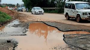 Bengaluru ,निवासियों ने गड्ढों और खराब सड़कों के खिलाफ सड़क नहीं तो टैक्स नहीं आंदोलन चलाया