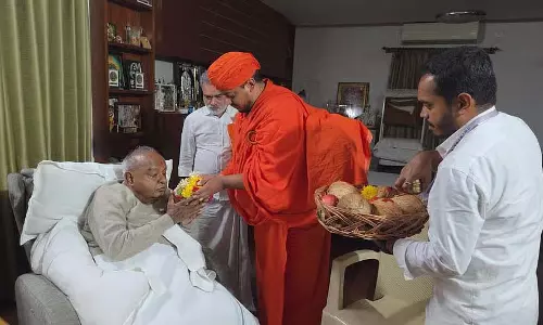 Karnataka : श्रवणबेलगोला मठ की चारुश्री ने देवेगौड़ा के स्वास्थ्य के बारे में पूछा