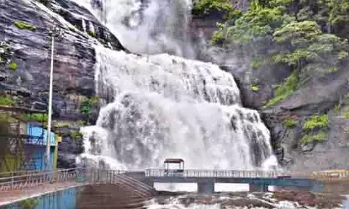 तेज़ जल प्रवाह के बीच Courtallam जलप्रपात पर पर्यटकों पर प्रतिबंध चौथे दिन भी जारी
