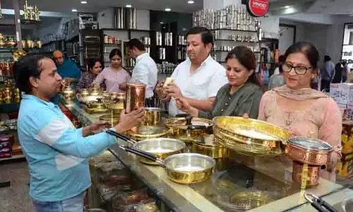 Jalandhar: धनतेरस पर खरीदारी के लिए बाजार गुलजार Jalandhar: धनतेरस पर खरीदारी के लिए बाजार गुलजार