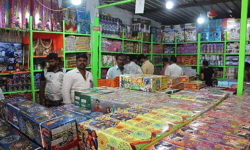 तेलंगाना में व्यापारियों के लिए वरदान: होसुर में पटाखे खरीदने के लिए उमड़े लोग तेलंगाना में व्यापारियों के लिए वरदान: होसुर में पटाखे खरीदने के लिए उमड़े लोग