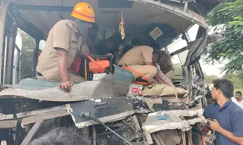 बस की एक खराब लॉरी से टक्कर: 10 यात्री घायल