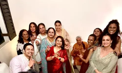 Diwali  के मौके पर शबाना आज़मी ने सेलिब्रिटीज़ के साथ उत्सव मनाया
