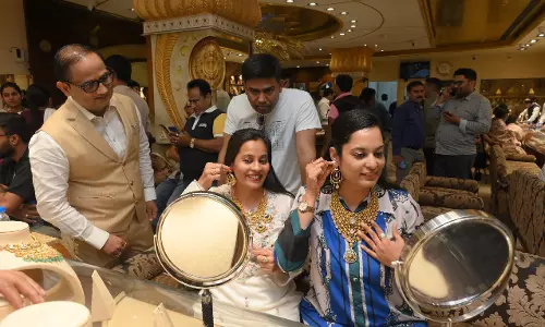 Gold के सिक्कों से लेकर कारों तक, भारत में त्योहारों पर रिकॉर्ड तोड़ बिक्री Gold के सिक्कों से लेकर कारों तक, भारत में त्योहारों पर रिकॉर्ड तोड़ बिक्री