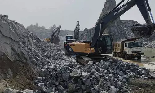 Hatadihi स्थानीय विरोध के बाद प्रशासन ने अवैध खनन पर कार्रवाई की