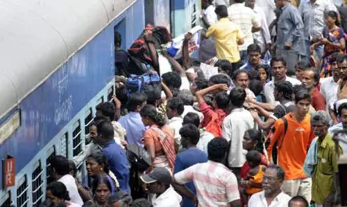 ट्रेन से गिरे 3 यात्री, दिल दहला देने वाला हादसा हुआ ट्रेन से गिरे 3 यात्री, दिल दहला देने वाला हादसा हुआ