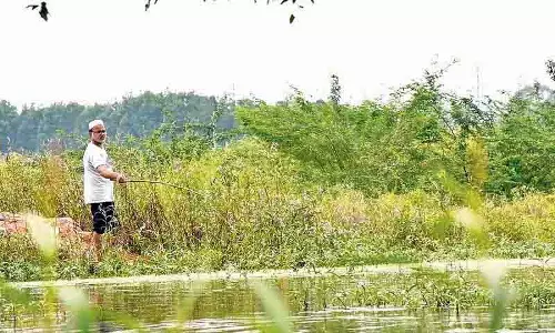 Hyderabad: पुलिस की कार्रवाई के बीच मछुआरों को अपना पुराना शौक पूरा करने में मुश्किल हो रही Hyderabad: पुलिस की कार्रवाई के बीच मछुआरों को अपना पुराना शौक पूरा करने में मुश्किल हो रही