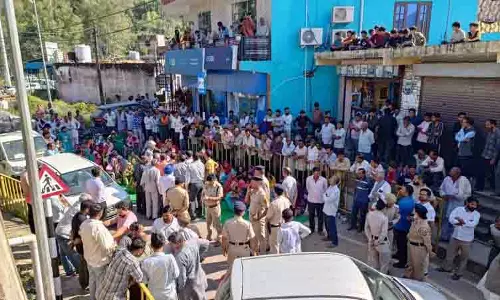 हत्या के आरोपियों को गिरफ्तार करने में पुलिस की विफलता पर Baddi में सड़क जाम हत्या के आरोपियों को गिरफ्तार करने में पुलिस की विफलता पर Baddi में सड़क जाम