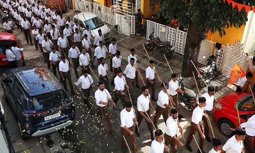 कर्नाटक HC ने RSS को 2 नवंबर को चित्तपुर में रूट मार्च के लिए नई याचिका दायर करने का दिया निर्देश कर्नाटक HC ने RSS को 2 नवंबर को चित्तपुर में रूट मार्च के लिए नई याचिका दायर करने का दिया निर्देश