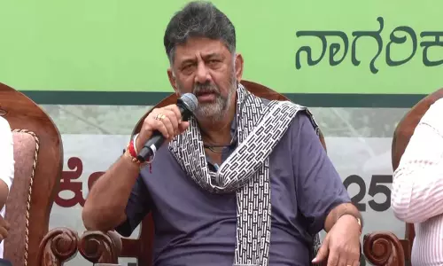 डीके शिवकुमार ने कोरमंगला पार्क में बेंगलुरु नादिगे के दौरान नागरिकों से बातचीत की