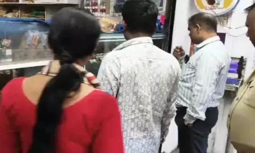 दिवाली से पहले ब्रह्मपुर में मिठाई की दुकानों पर छापा, ₹1 लाख जुर्माना दिवाली से पहले ब्रह्मपुर में मिठाई की दुकानों पर छापा, ₹1 लाख जुर्माना