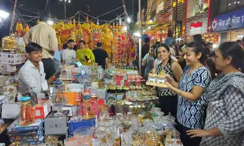 धनतेरस और दिवाली के त्योहारों के चलते Mohali के बाजारों में खरीदारों की भारी भीड़ उमड़ी धनतेरस और दिवाली के त्योहारों के चलते Mohali के बाजारों में खरीदारों की भारी भीड़ उमड़ी