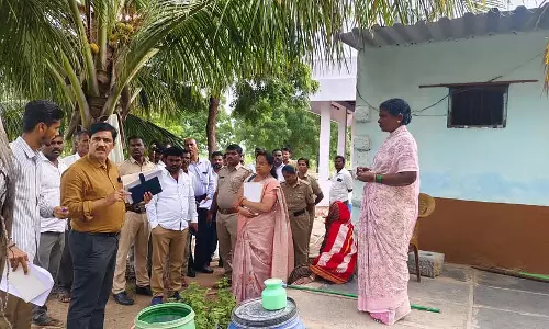 Raichur : केंद्रीय टीम ने घरों का निरीक्षण किया Raichur : केंद्रीय टीम ने घरों का निरीक्षण किया
