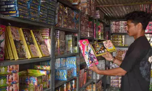 Ludhiana के पटाखा बाजार में ग्राहकों की भीड़, थोक व्यापारी खुश