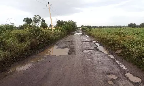 लगातार बारिश; सड़कें गड्ढों में खो गई लगातार बारिश; सड़कें गड्ढों में खो गई