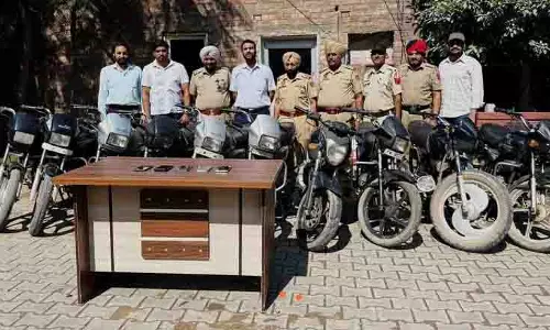 Chandigarh: चोरी की 10 बाइक और पांच मोबाइल के साथ तीन गिरफ्तार Chandigarh: चोरी की 10 बाइक और पांच मोबाइल के साथ तीन गिरफ्तार