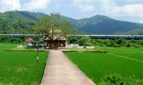 Kerala :  हरे-भरे पेड़ों से घिरा, उथ्रालिकावु मंदिर प्रकृति की भव्यता और आकर्षण को दर्शाता है