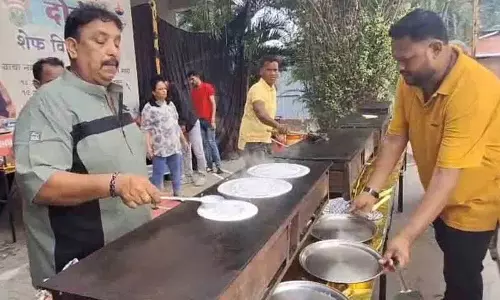 25 घंटे में 15 हज़ार से ज़्यादा डोसे.. शेफ़ विष्णु मनोहर का नया रिकॉर्ड 25 घंटे में 15 हज़ार से ज़्यादा डोसे.. शेफ़ विष्णु मनोहर का नया रिकॉर्ड