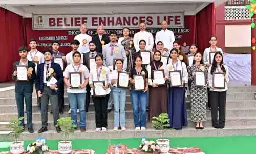 DJSES ने जम्मू-कश्मीर और लद्दाख में मूल्य-आधारित शिक्षा प्रदान की, टॉपर्स को सम्मानित किया DJSES ने जम्मू-कश्मीर और लद्दाख में मूल्य-आधारित शिक्षा प्रदान की, टॉपर्स को सम्मानित किया