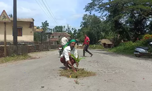 Ranebennur : सुपारी के पौधे लगाकर अकेले विरोध प्रदर्शन Ranebennur : सुपारी के पौधे लगाकर अकेले विरोध प्रदर्शन