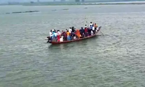 यांत्रिक खराबी के कारण चिल्का झील में फंसी 40 यात्रियों से भरी नाव यांत्रिक खराबी के कारण चिल्का झील में फंसी 40 यात्रियों से भरी नाव