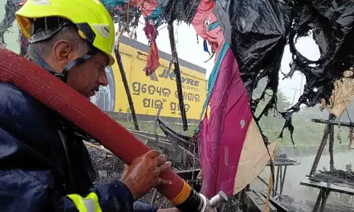 दिवाली से पहले गंजम में पटाखों की दुकानों में आग लगी दिवाली से पहले गंजम में पटाखों की दुकानों में आग लगी