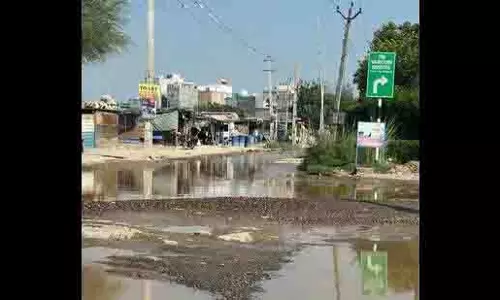 Gurugram: सेक्टर 37C-D में टूटी सड़कों से लोगों की मुश्किलें बढ़ीं Gurugram: सेक्टर 37C-D में टूटी सड़कों से लोगों की मुश्किलें बढ़ीं