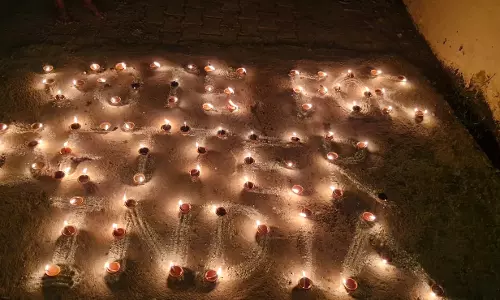 Baran: दीपोत्सव पर मतदान बूथों की दीप सज्जा से दिया गया मतदाता जागरूकता का संदेश