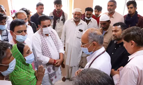 Jaipur : संसदीय कार्य मंत्री महात्मा गांधी अस्पताल में भर्ती घायलों से मिले Jaipur : संसदीय कार्य मंत्री महात्मा गांधी अस्पताल में भर्ती घायलों से मिले