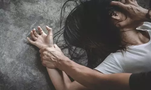 भाई ने विवाहिता के बनाए अश्लील वीडियो, होटल बुलाकर करता रहा रेप