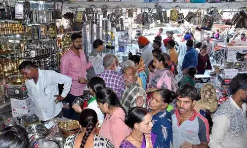 Amritsar: धनतेरस पर रिकॉर्ड तोड़ बिक्री से शहर के दुकानदार खुश Amritsar: धनतेरस पर रिकॉर्ड तोड़ बिक्री से शहर के दुकानदार खुश