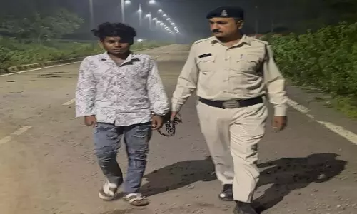 रायपुर में बेटे ने की बाप की धारदार हथियार से हत्या, आरोपी गिरफ्तार रायपुर में बेटे ने की बाप की धारदार हथियार से हत्या, आरोपी गिरफ्तार