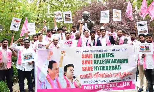 लंदन में तेलंगाना NRI का कांग्रेस सरकार के खिलाफ प्रदर्शन